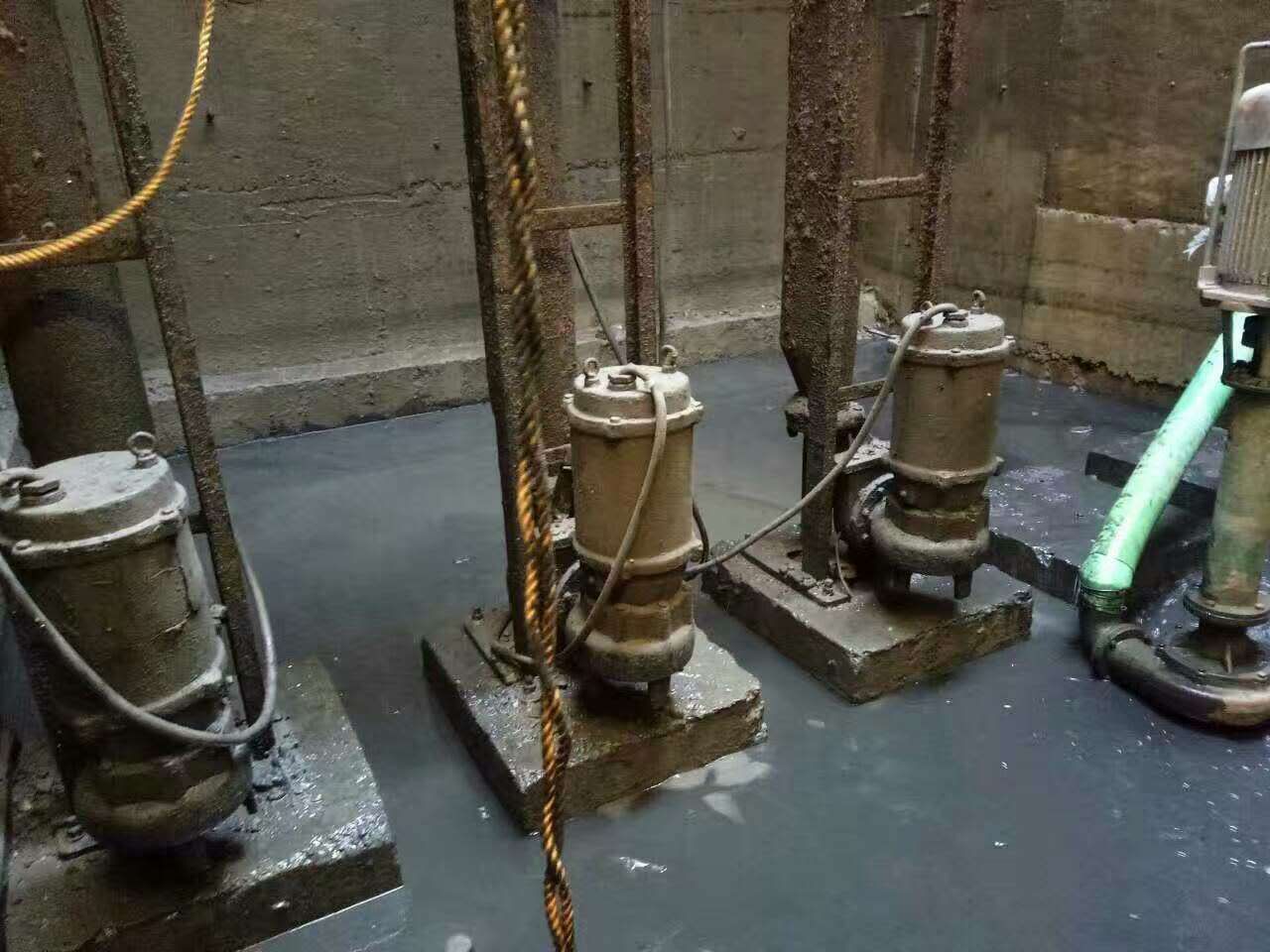 彬村山华侨农场污水池清理