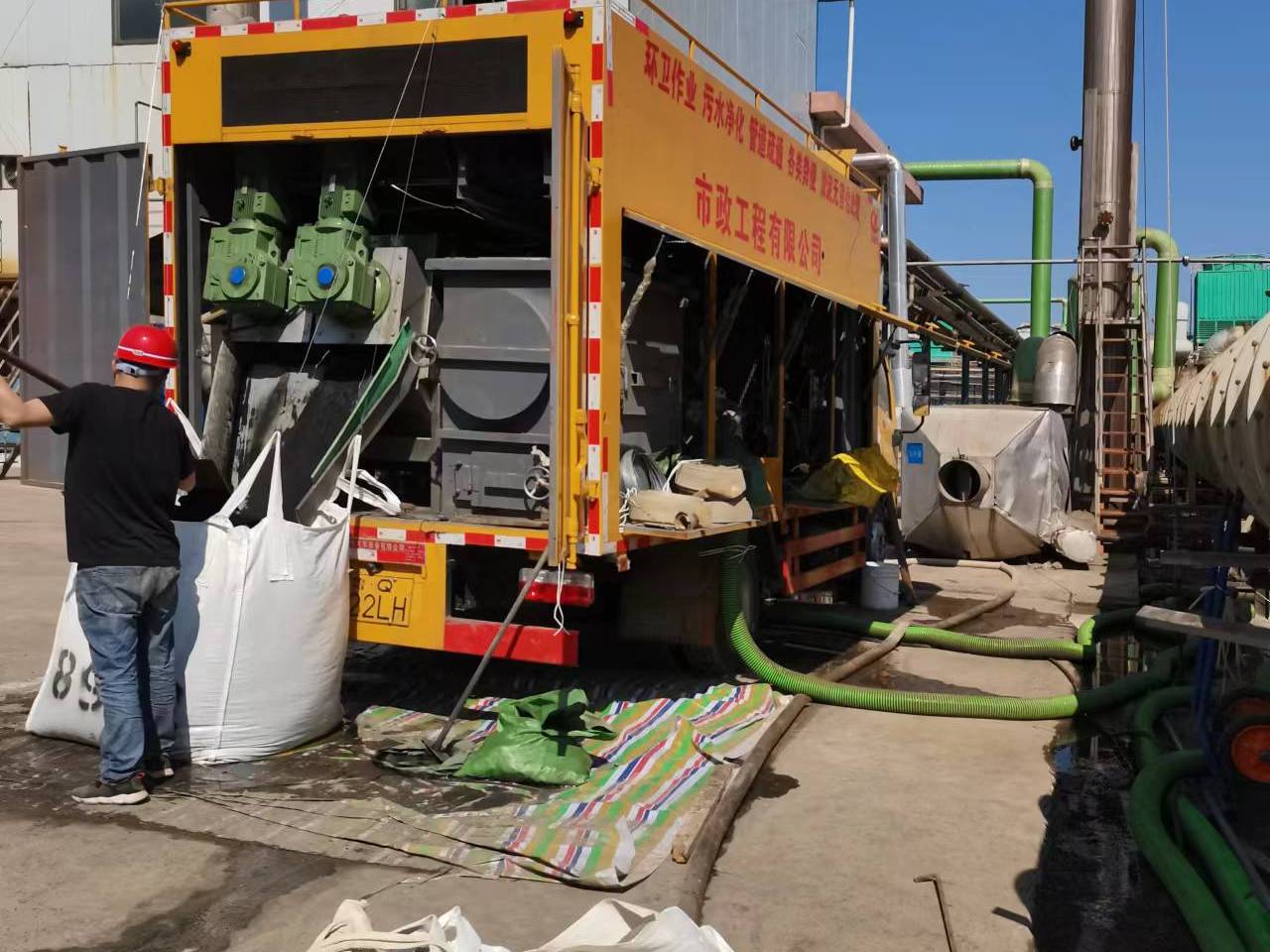 彬村山华侨农场淤泥压干处理